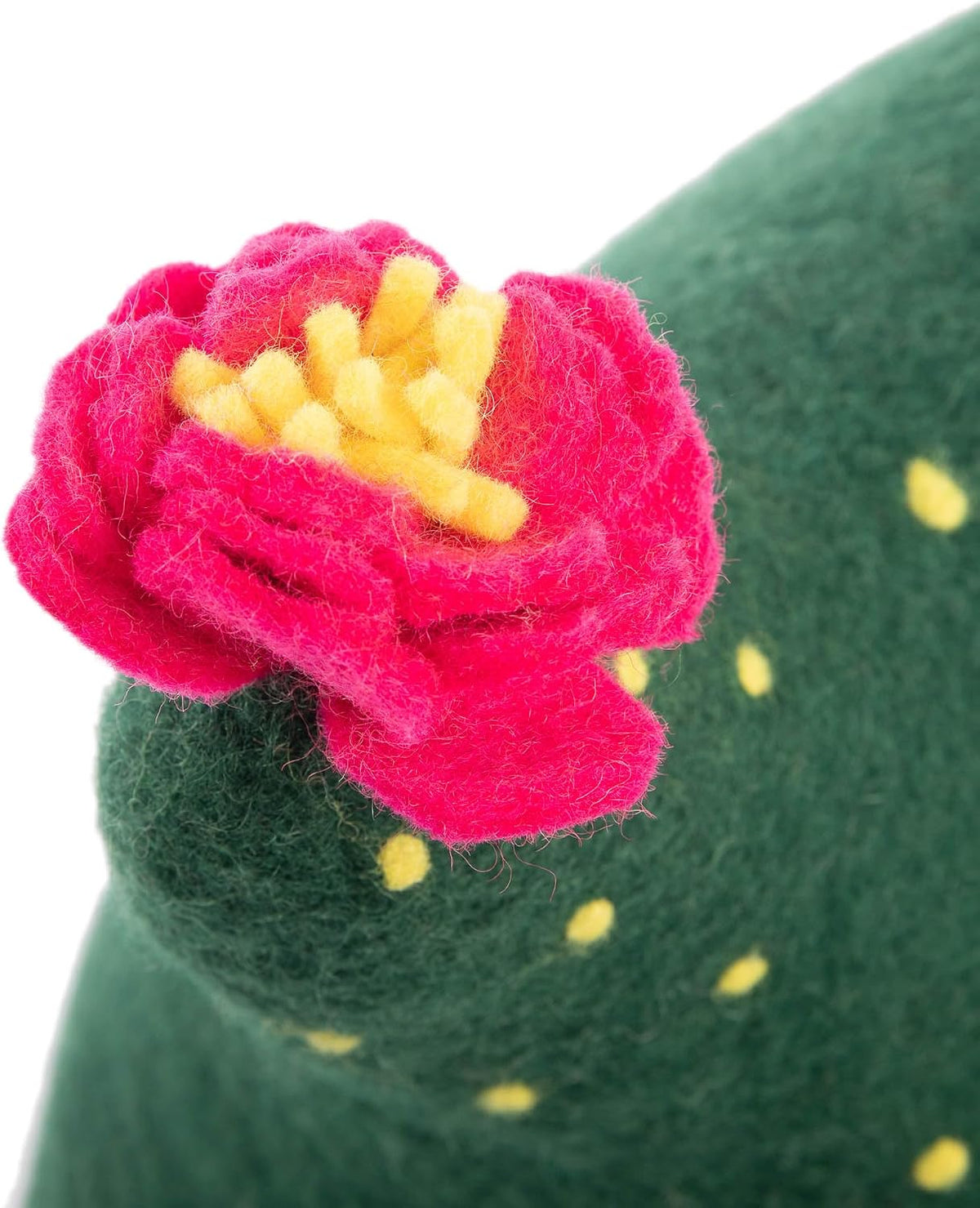 luxurious merino wool cat cave - foldable hideaway, close-up detail