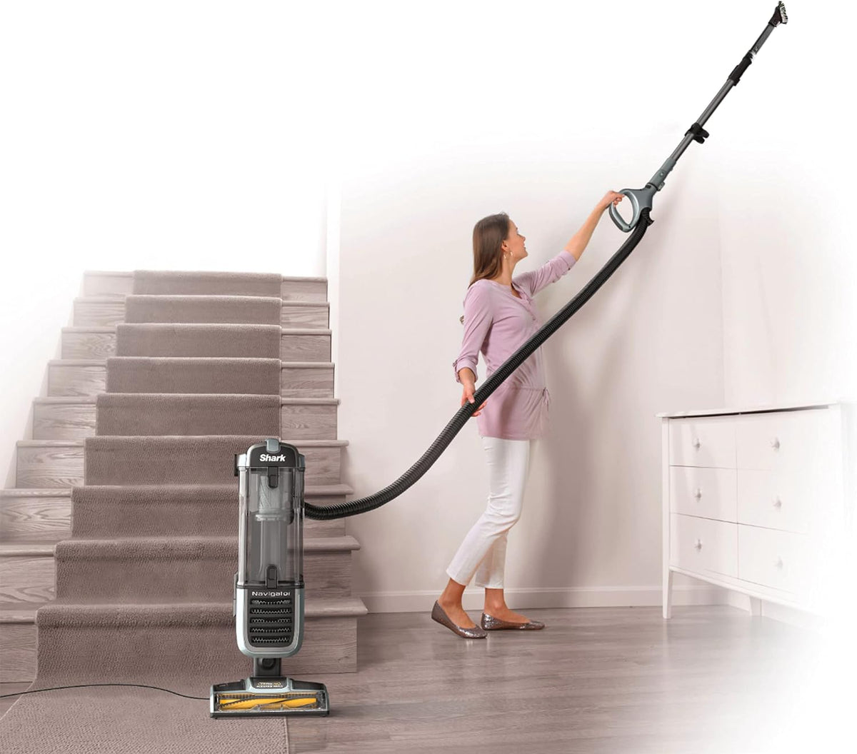 shark zu62 navigator zero-m self-cleaning brushroll pet pro, close-up detail