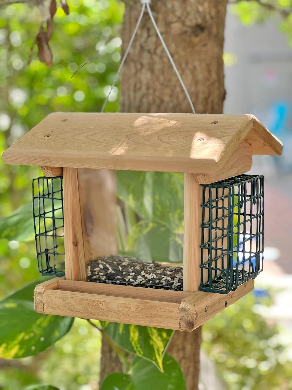 dutchcrafters large cedar wood hopper bird feeder with, close-up detail