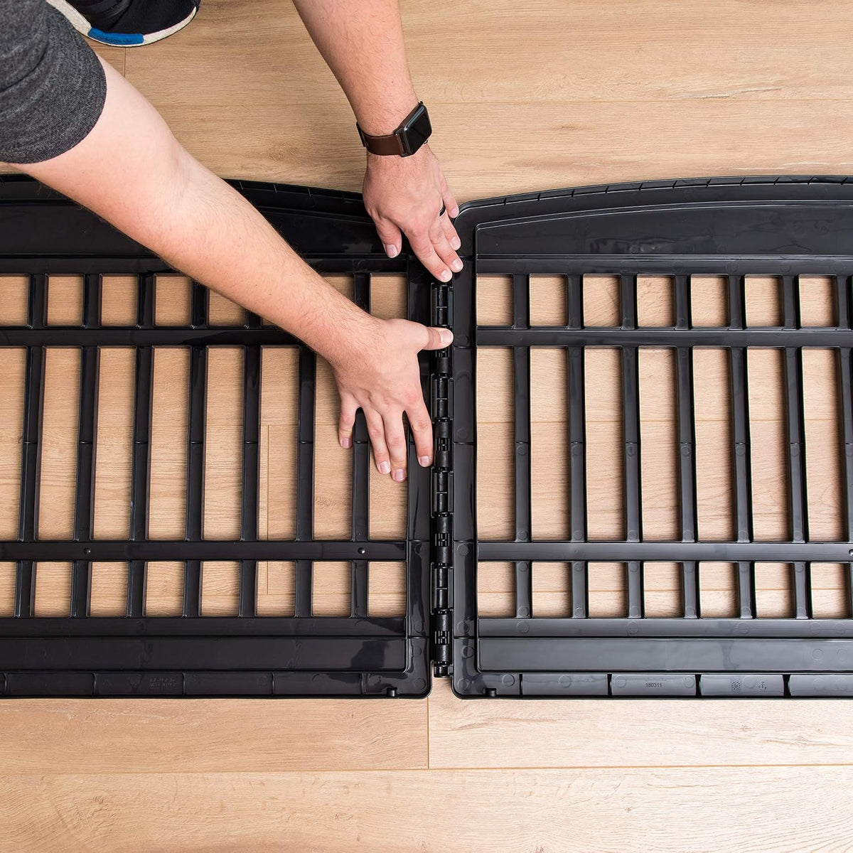 iris 24'' 4 panel pet playpen with door, close-up detail